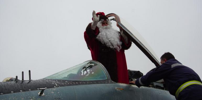 Дядо Коледа приземи МиГ-29 в Граф Игнатиево